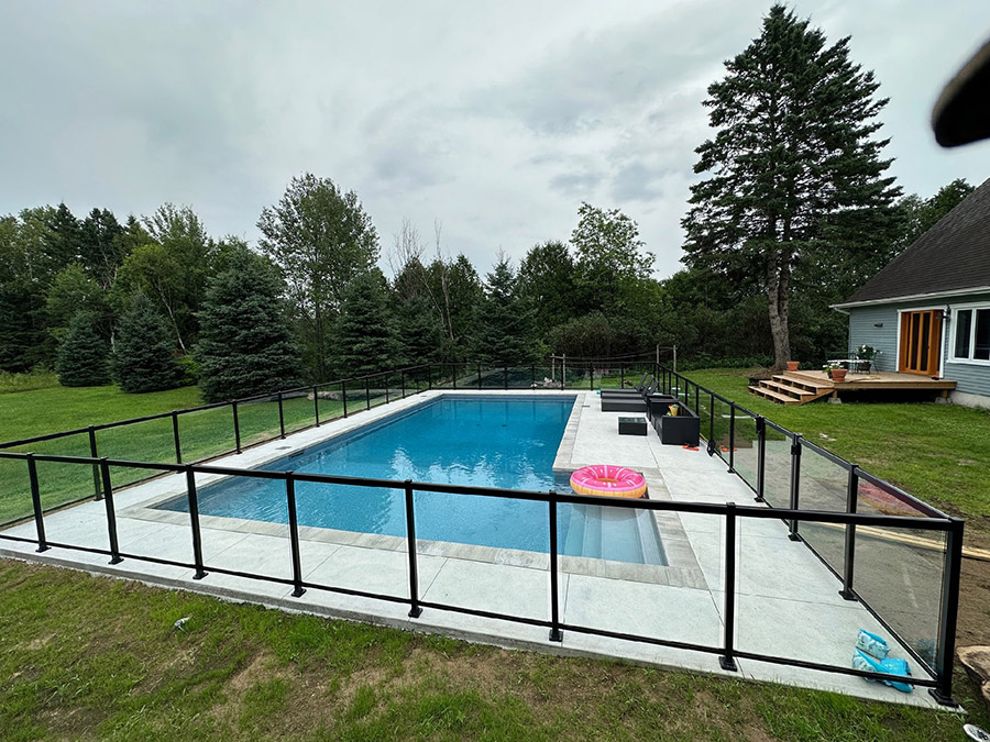 Custom-made pool fence Laurentians