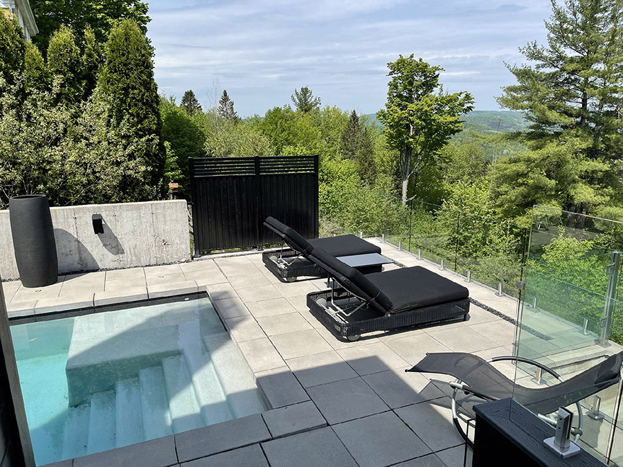 Glass railing Laurentians